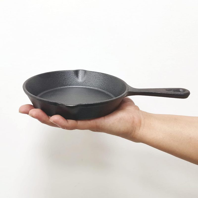 Skillet Cast Iron Camp - 6-Zoll-Gusseisenpfanne, Bratpfanne mit Abtropflöchern, vorgefertigtes, ofenfestes